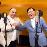 Padre Omar e embaixador Ki-Mo Lim cantam a música “Tá Escrito”, de Xande de Pilares (Foto: Divulgação)