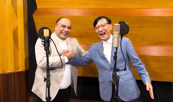 Padre Omar e embaixador Ki-Mo Lim cantam a música “Tá Escrito”, de Xande de Pilares (Foto: Divulgação)