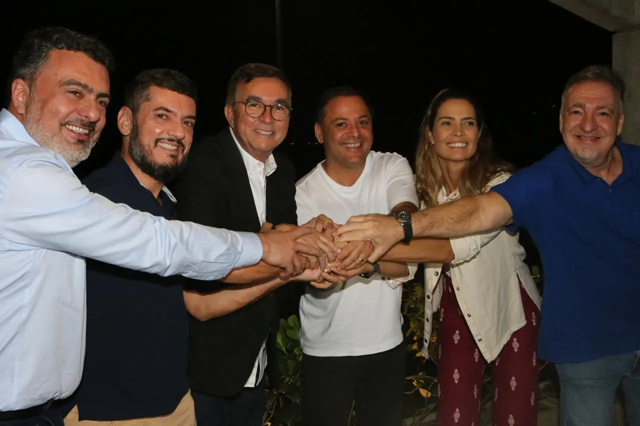 Rodrigo Neves e Isabel Swan durante o anúncio oficial em Niterói.