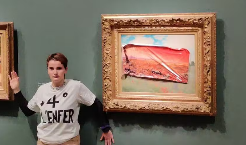 Ativista do Riposte Alimentaire cola cartaz em tela de Monet no Museu d'Orsay durante protesto climático.