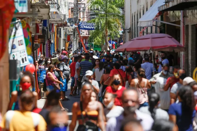 A Rua Direita, no centro do Recife, com alto fluxo de pessoas – Foto: Leandro de Santana