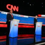 Presidente dos Estados Unidos, Joe Biden, realiza debate eleitoral com Donald Trump, seu antecessor e adversário na corrida, em Atlanta, Geórgia, em 27 de junho de 2024 [Kyle Mazza/Agência Anadolu]