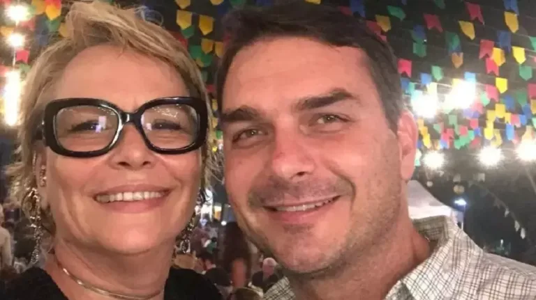 Rogéria Nantes com o filho Flávio Bolsonaro, senador pelo Rio de Janeiro – Reprodução/Redes Sociais