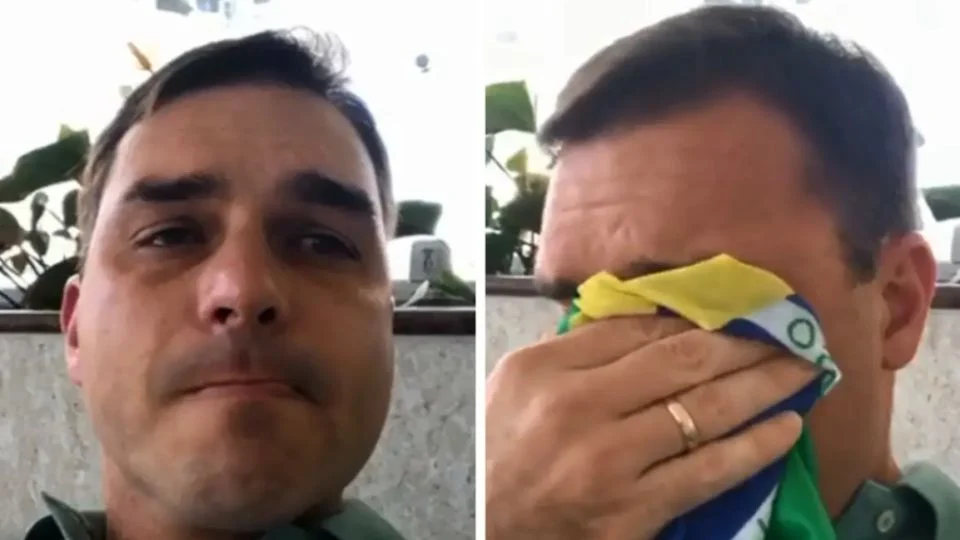 Em post bizarro, Flávio Bolsonaro compara atentado de Trump com o de seu pai e culpa a esquerda. Créditos: Reprodução