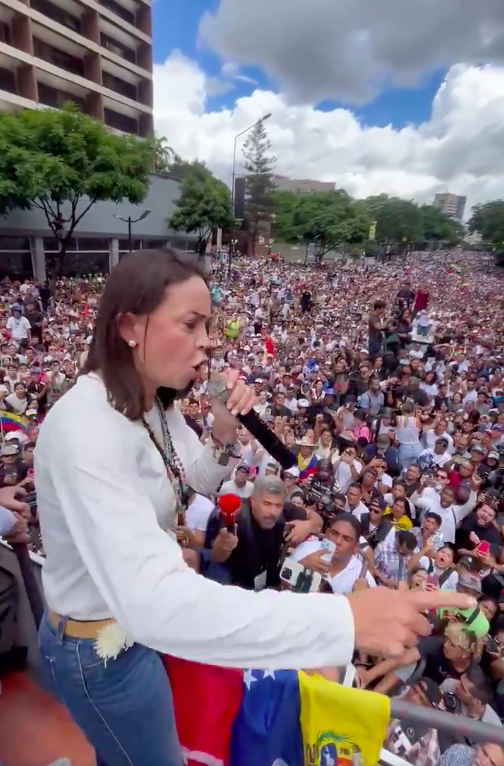 Candidato das Oposições Edmundo Gonzalez e Maria Corina Machado discursam para o povo nas ruas de Caracas