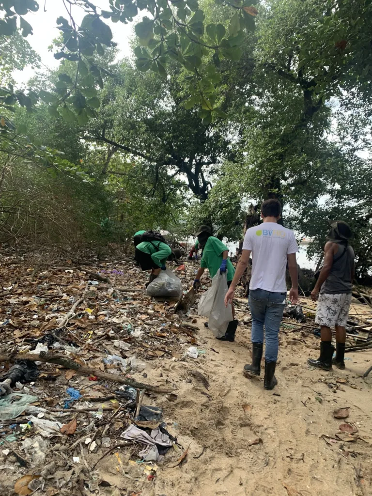 Ação da BVRio remove 5,3 toneladas de lixo da Ilha do Raimundo - Felipe Sigaud - BVRio