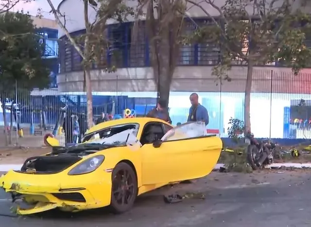 Porsche destruída após acidente que ocorreu na Avenida Interlagos, zona sul de São Paulo – Foto: Reprodução