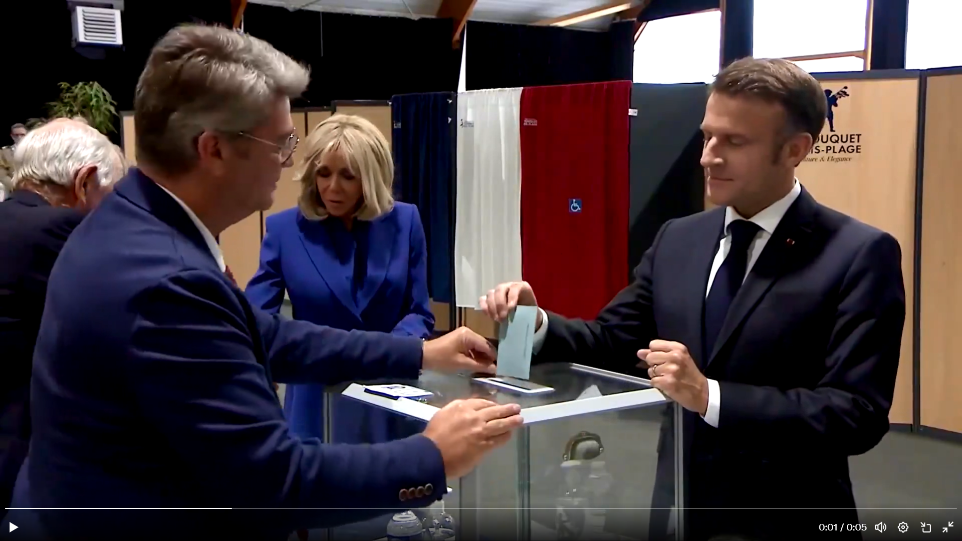 O presidente Macron e a mulher votaram em Le Touquet.