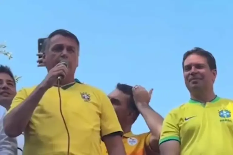 O ex-presidente Jair Bolsonaro durante ato no Rio de Janeiro nesta quinta (18). Foto: Reprodução