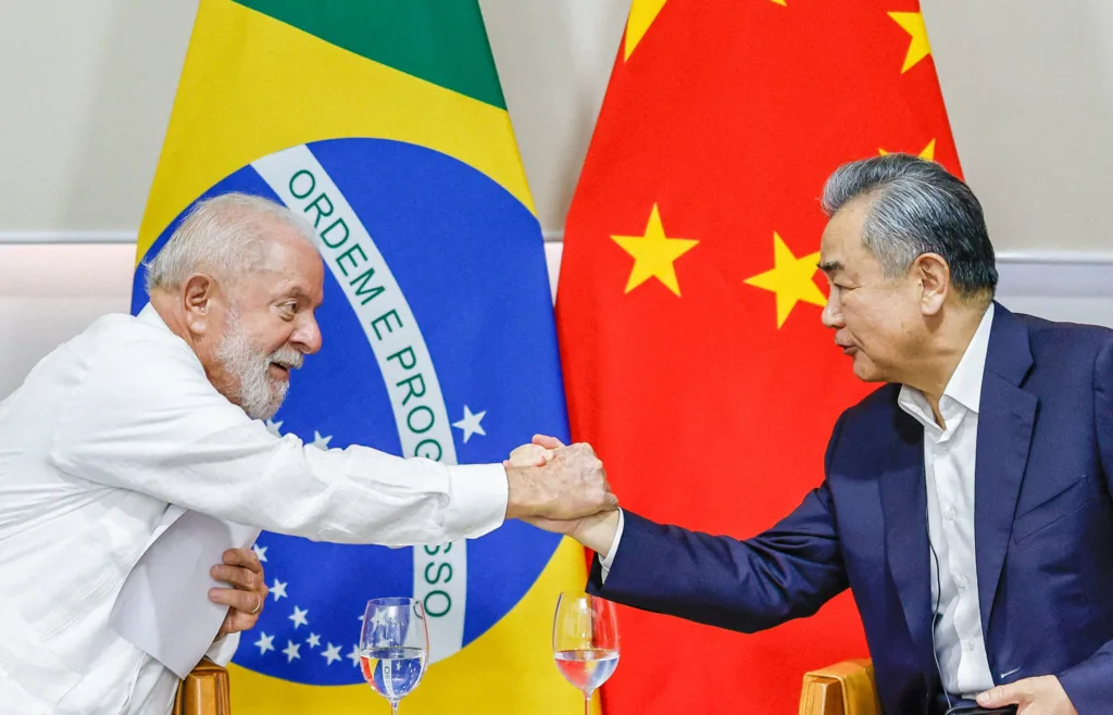 19.01.2024 - Presidente da República, Luiz Inácio Lula da Silva, durante audiência concedida ao Ministro dos Negócios Estrangeiros da República Popular da China, Wang Li, na Base Aérea de Fortaleza. Fortaleza - CE. Foto: Ricardo Stuckert / PR