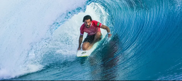 Filipe Toledo em tubo espetacular. Foto: William Lucas/COB