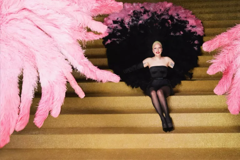Lady Gaga na escada em que gravou performance na Cerimônia de Abertura. Foto: reprodução