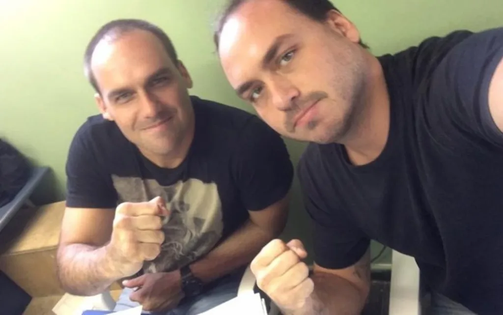 Eduardo e Carlos Bolsonaro. Foto: reprodução