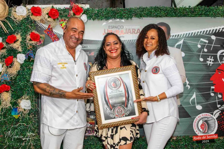 Carla Brito foi homenageada pelo Cacique de Ramos em uma cerimônia emocionante - Foto: Marcio Lopes