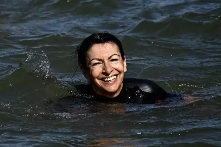 Prefeita de Paris, Anne Hidalgo, nada das águas do Rio Sena, em Paris. Foto: reprodução
