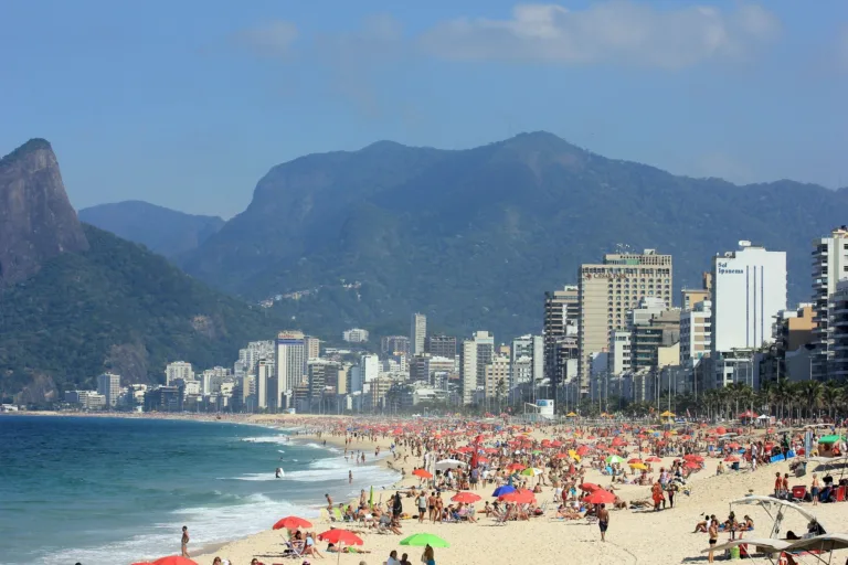 Céu limpo e ensolarado no Rio de Janeiro durante o fim de semana