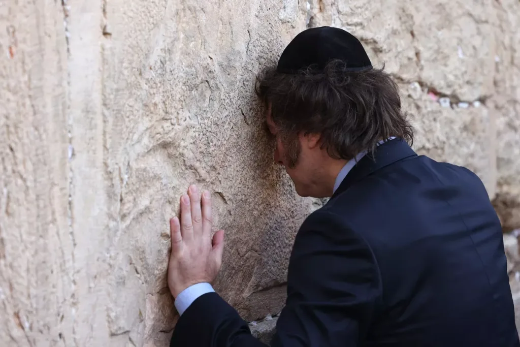 O presidente da Argentina, Javier Milei, reza no Muro das Lamentações, na Cidade Velha de Jerusalém, em 6 de fevereiro de 2024. [ Ronaldo Schemidt/AFP via Getty Images]