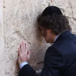 O presidente da Argentina, Javier Milei, reza no Muro das Lamentações, na Cidade Velha de Jerusalém, em 6 de fevereiro de 2024. [ Ronaldo Schemidt/AFP via Getty Images]