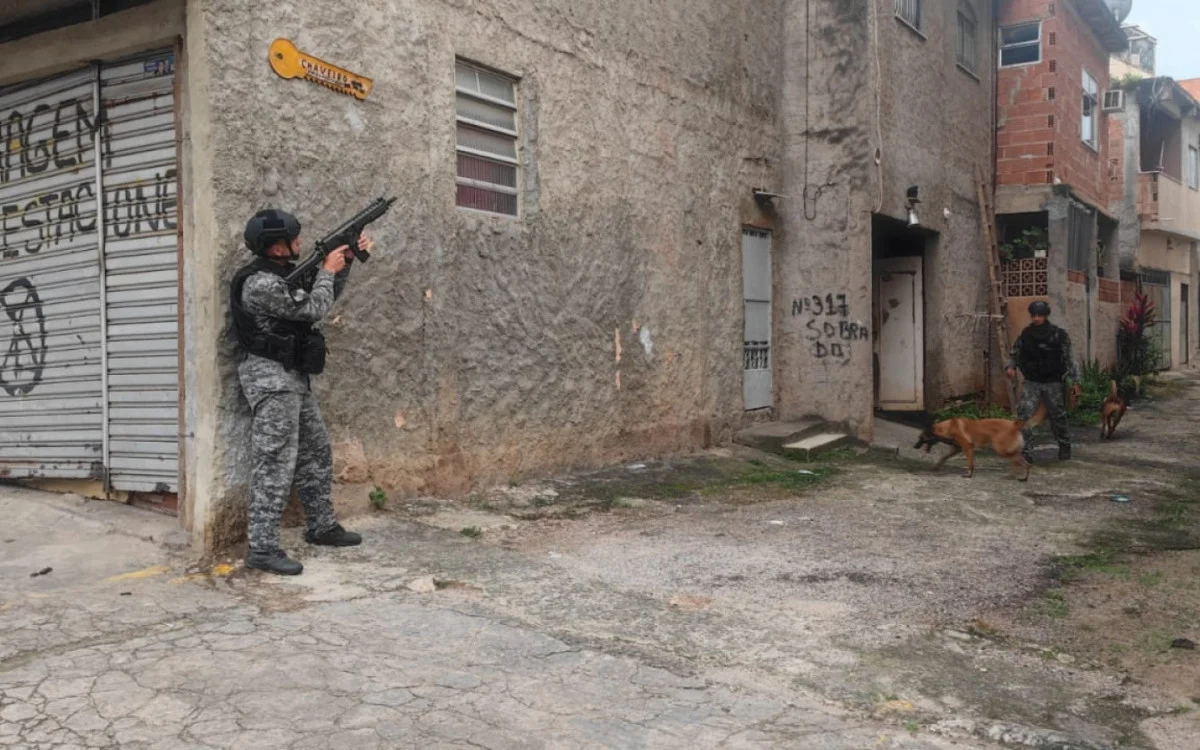 Equipes da PM atuam na comunidade do Quitungo para garantir a segurança de funcionários da Light Arquivo/PMERJ