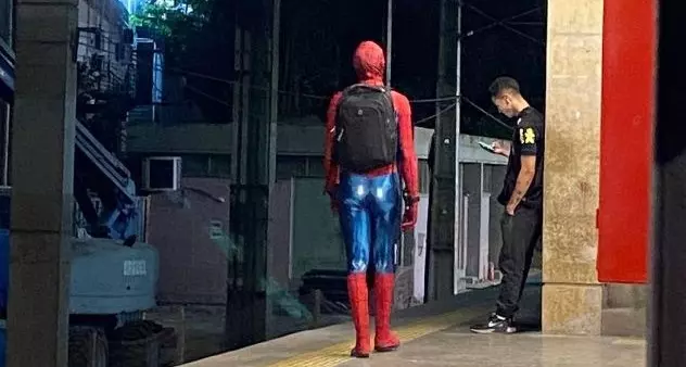 Homem-Aranha caminha é agredido na estação Carlos Prestes – Foto: Reprodução