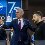 O então secretário-geral da OTAN, Jens Stoltenberg, com o presidente ucraniano Volodymyr Zelenskyy, durante a Cúpula de Washington da OTAN. (Foto: NATO / Flickr)