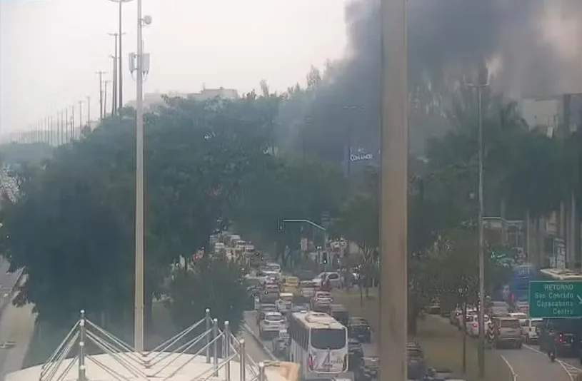 Ônibus pega fogo na Barra da Tijuca e causa interdição e trânsito intenso | Diário Carioca