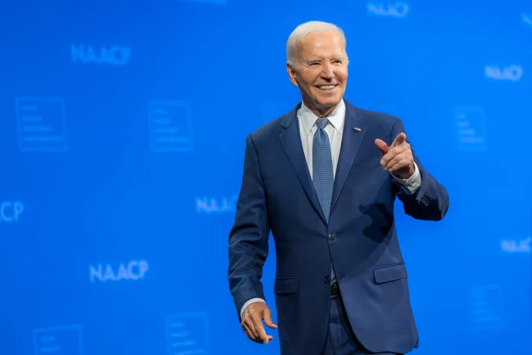 Washington DC 17/07/2024 O presidente Joe Biden parte após discursar na Convenção da NAACP, terça-feira, 16 de julho de 2024, em Las Vegas, Nevada. (Foto oficial da Casa Branca por Adam Schultz)