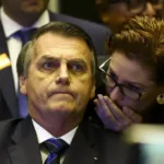 Bolsonaro escuta segredo de Zambelli. Foto: Marcelo Camargo/Agência Brasil