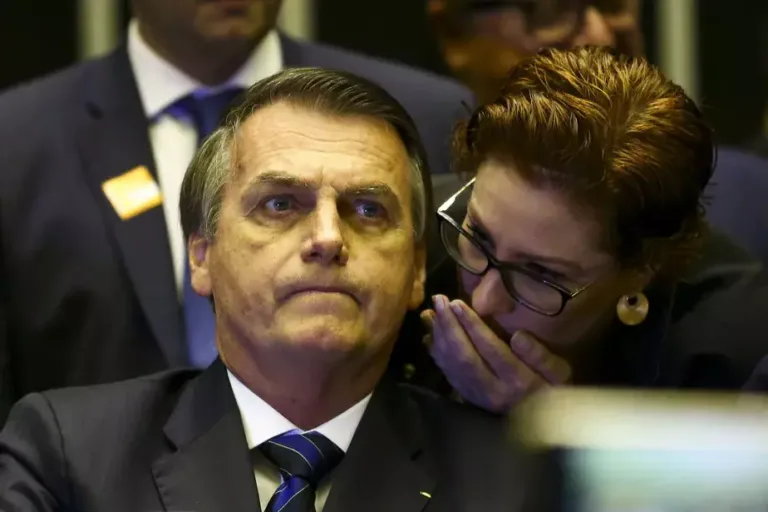 Bolsonaro escuta segredo de Zambelli. Foto: Marcelo Camargo/Agência Brasil