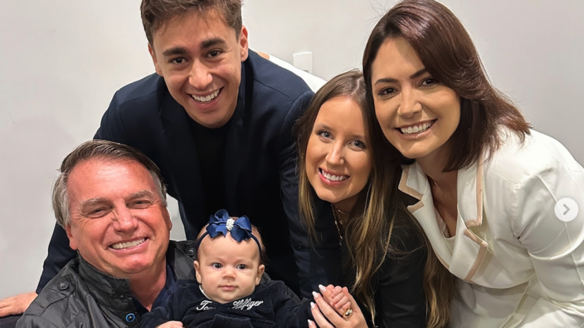 Na foto, da esquerda para direita, o ex-presidente Jair Bolsonaro, Aurora Ferreira no colo do ex-chefe do Executivo, Nikolas Ferreira, Lívia Orletti e Michelle Bolsonaro.