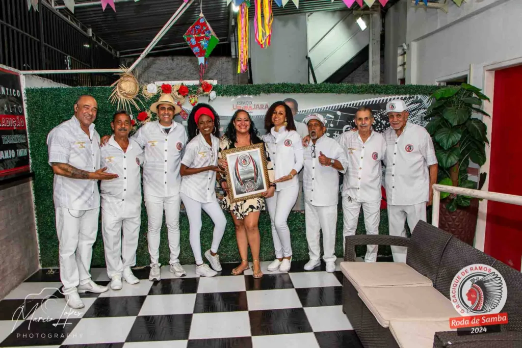 Carla Brito foi homenageada pelo Cacique de Ramos em uma cerimônia emocionante - Foto: Marcio Lopes