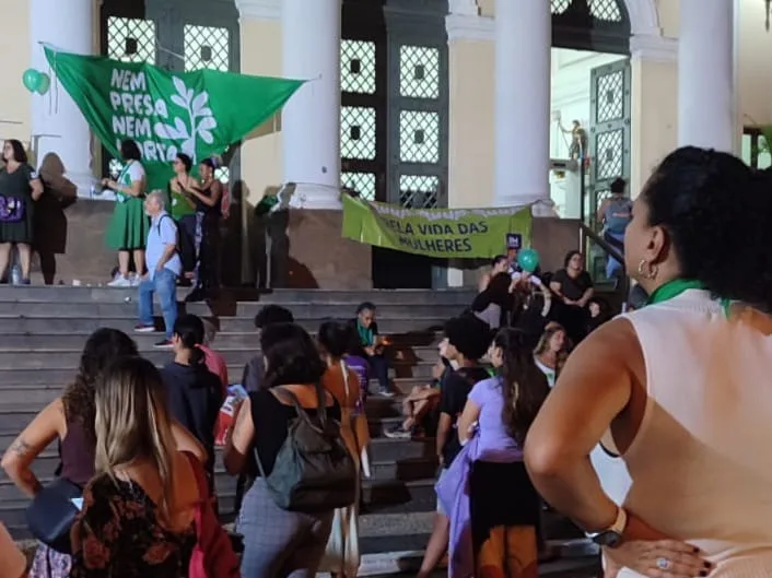 Mulheres protestam contra PL do aborto na Câmara de Niterói, no RJ | Diário Carioca