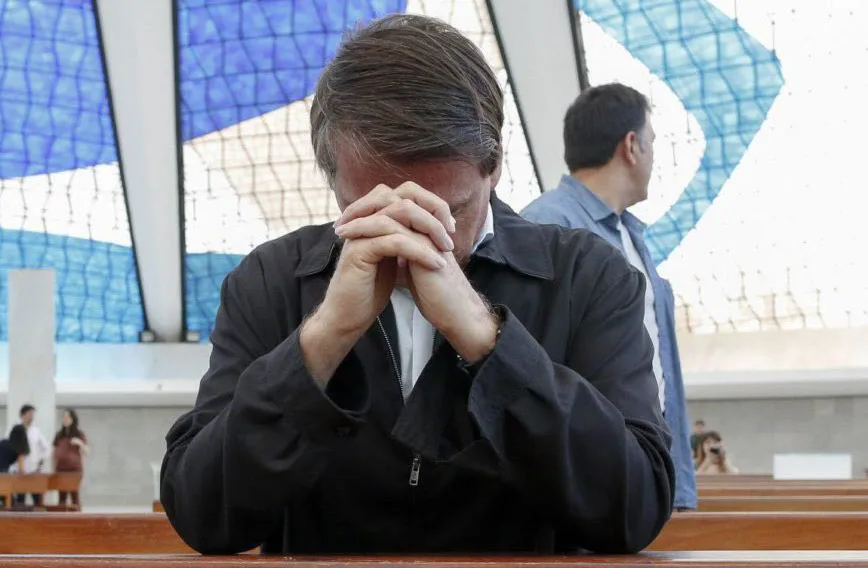 Jair Bolsonaro reza na Catedral de Brasília