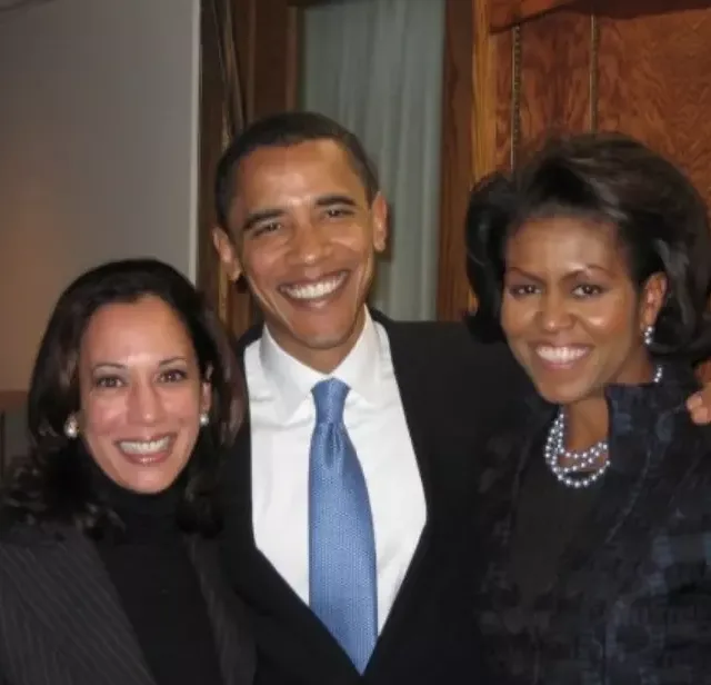 Kamala Harris ao lado de Barack e Michelle Obama. Foto: reprodução