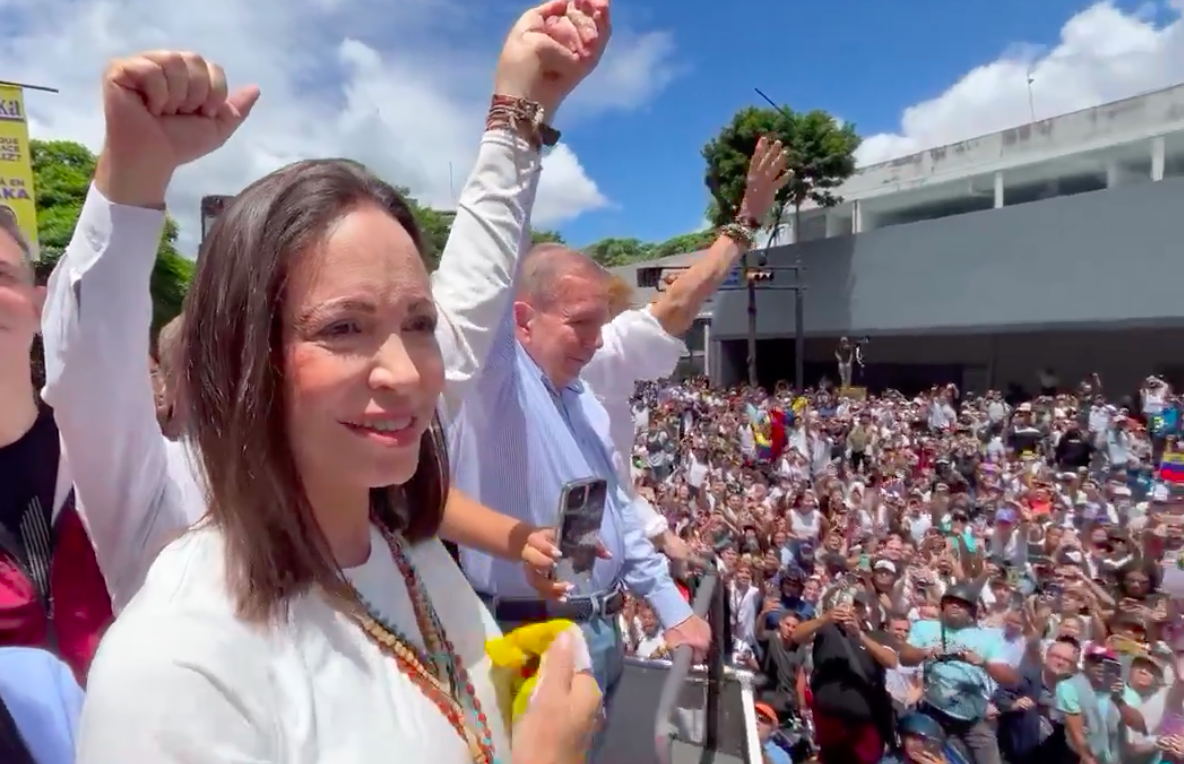 Candidato das Oposições Edmundo Gonzalez e Maria Corina Machado discursam para o povo nas ruas de Caracas