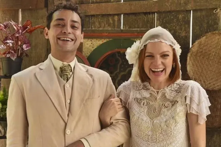 Maria Eduarda de Carvalho e Eduardo Sterblitch em cena de Éramos Seis (2019); os dois farão um casal em Garota do Momento (Foto: Reprodução/Globo)