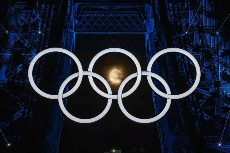 Torre Eiffel iluminada para os Jogos Olímpicos de Paris, na França, em 24 de julho de 2024 [Aytaç Ünal/Agência Anadolu]