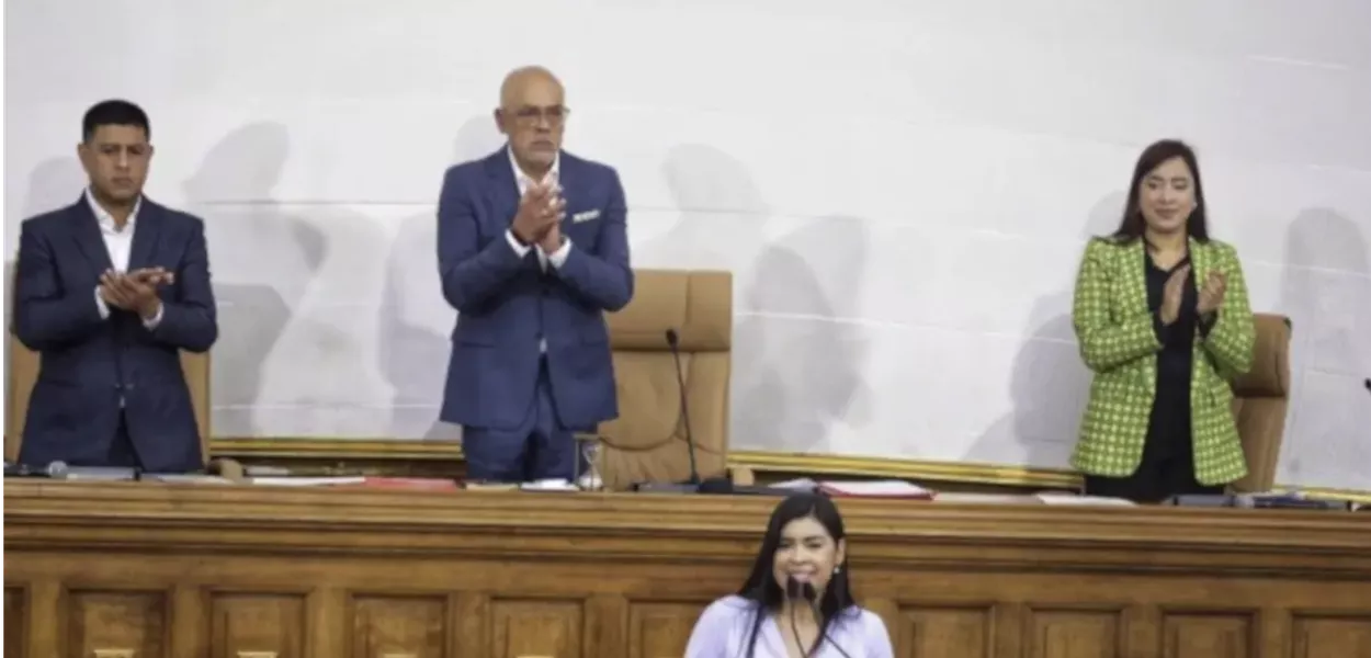 Deputados na Assembleia Nacional da Venezuelam celebram acordo que reconhece a vitória de Maduro (Foto: Telesur)