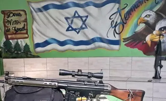 Criminosos utilizam simbologia judaico-cristã para transformar crimes em atos de uma “guerra santa” – Foto: Reprodução
