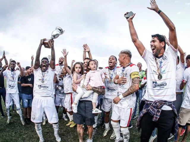 Jogadores do Maricá levantam a Taça Santos Dumont (Crédito: Wanderson Colino)