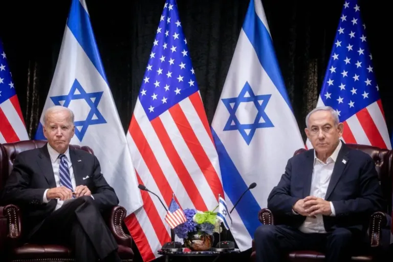 Presidente dos EUA, Joe Biden, encontra-se com o premiê israelense Benjamin Netanyahu em Tel Aviv, em 18 de outubro de 2023 [Miriam Alster/AFP via Getty Images]