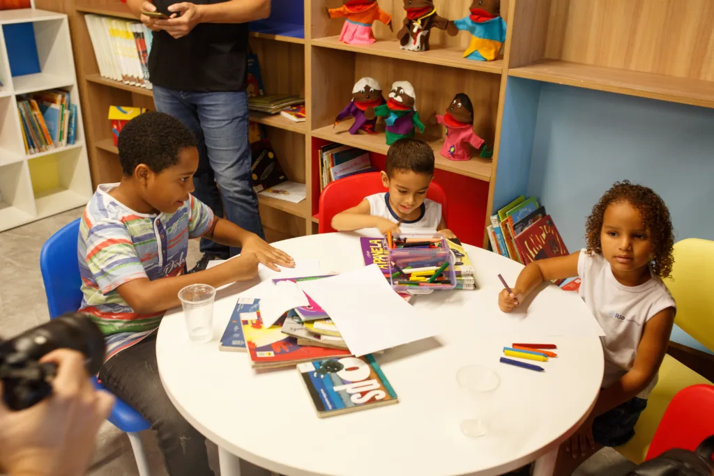 Biblioteca Manuel Ignácio da Silva Alvarenga foi reinaugurada em junho e moradores do bairro já podem usufruir da programação que o espaço oferece

