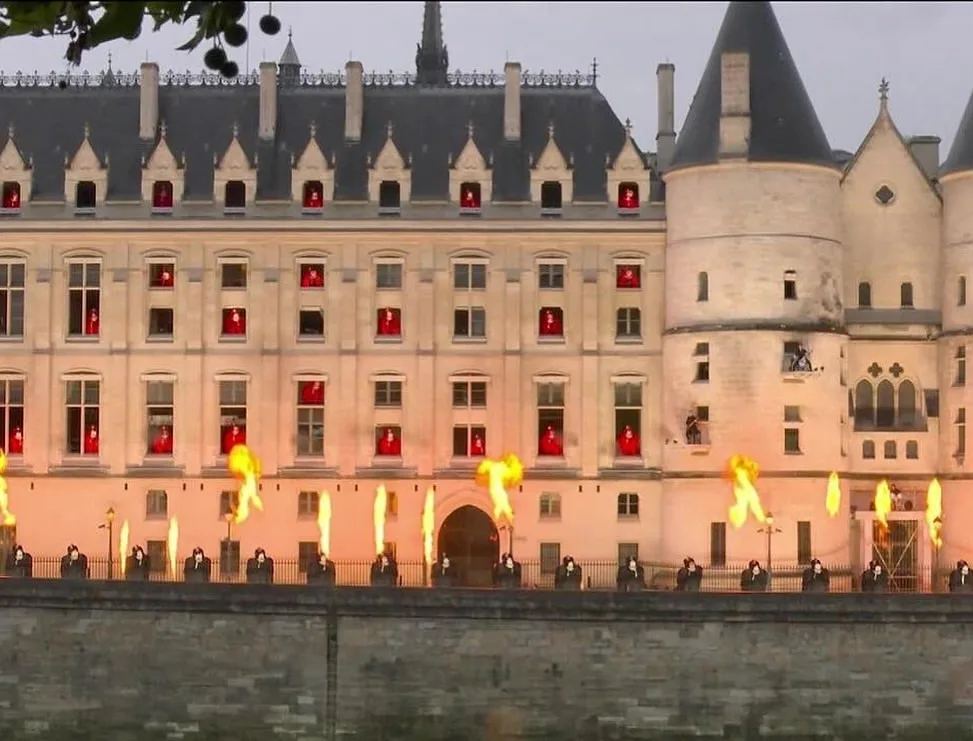 Gojira e Marina Viotti se apresentam na cerimônia de abertura das Olimpíadas de Paris. - Foto: Reprodução