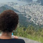 Mulher resgatada de trabalho análogo à escravidão no Rio de Janeiro realiza sonho de conhecer o Cristo Redentor