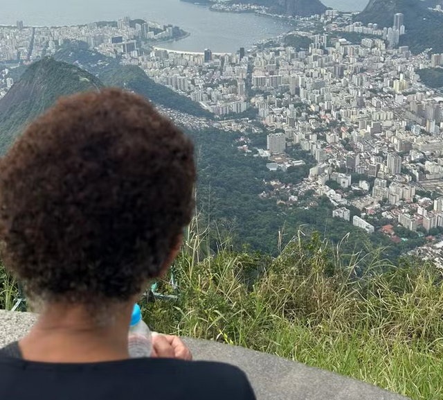 Mulher resgatada de trabalho análogo à escravidão no Rio de Janeiro realiza sonho de conhecer o Cristo Redentor