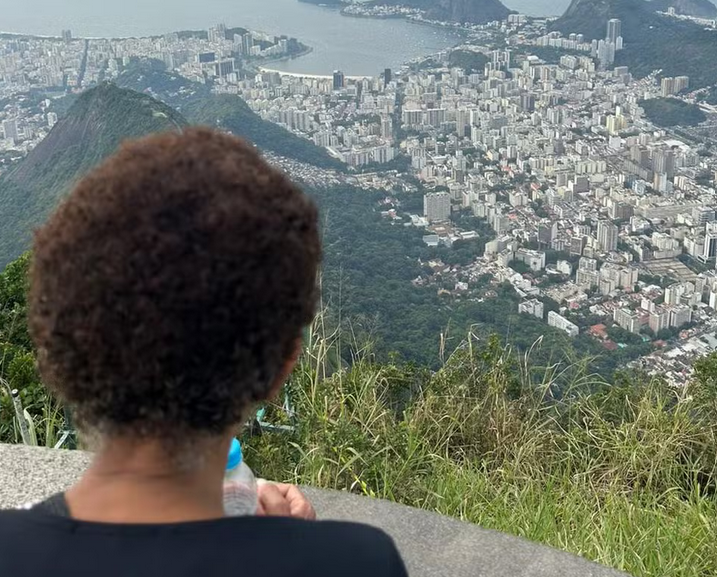 Mulher resgatada de trabalho análogo à escravidão no Rio de Janeiro realiza sonho de conhecer o Cristo Redentor