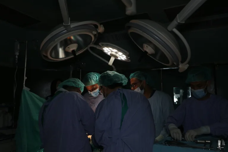 Médicos da MedGlobal realizam cirurgia com pouca luz na Faixa de Gaza, em junho de 2019. (Foto: MedGlobal Org / Flickr)