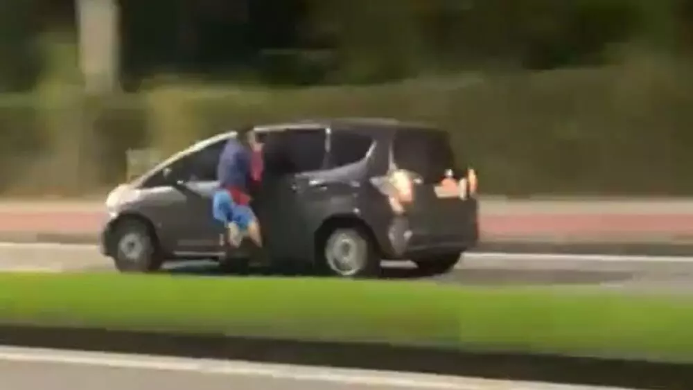 Homem fica preso à janela de carro no Recreio. Foto: Reprodução