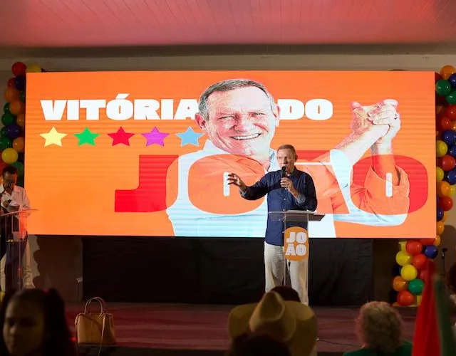 Coser foi recebido em festa pela militância que lotou o auditório, aos gritos de "volta, João"