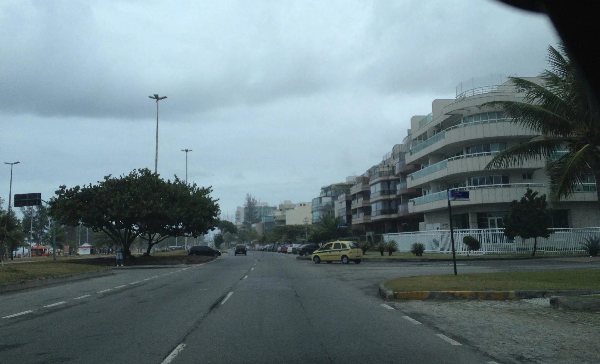 Avenida Lúcio Costa terá limite de velocidade reduzido para 60 km/h e novas faixas elevadas.